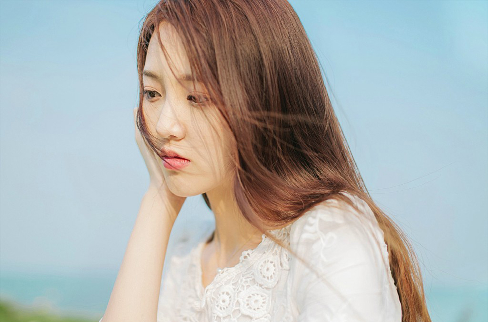 大乔面色立时变得惨白，连忙看向小乔怒斥道：“妹妹在胡说什么？军国大事，妇道人家不得掺和。”